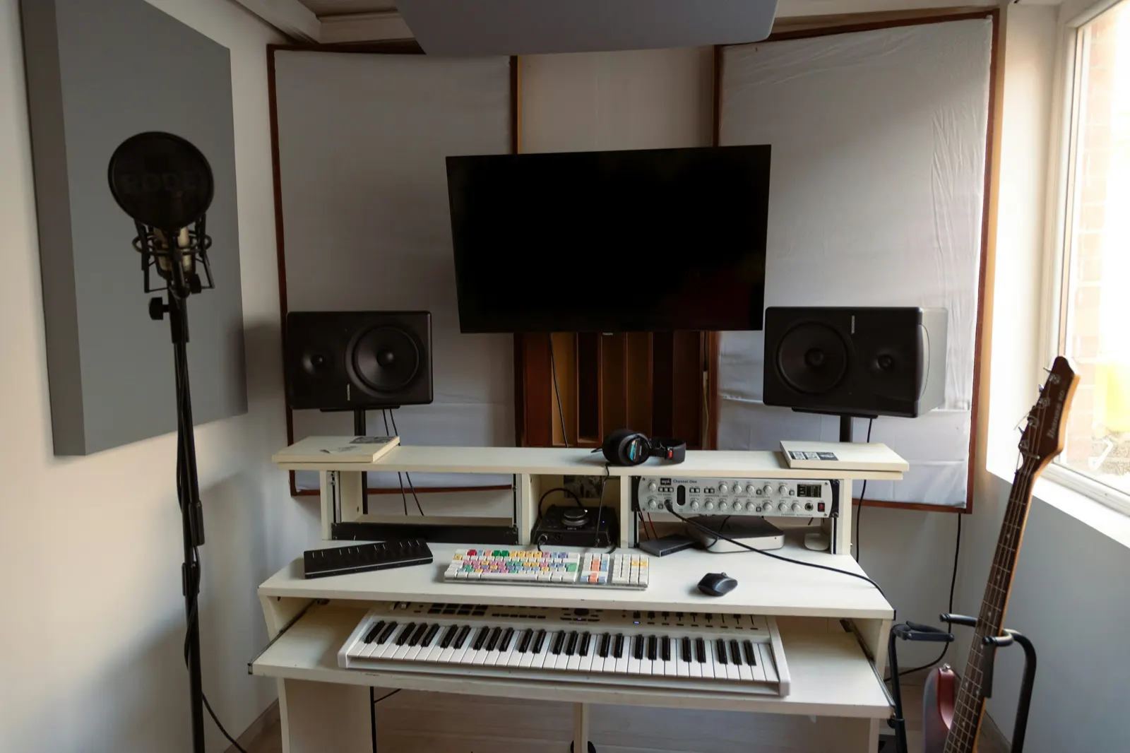 现代录音棚与音乐制作工作台